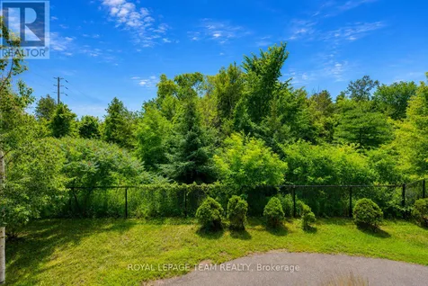 366 Wood Acres Grove Ottawa ON K1T 0M7