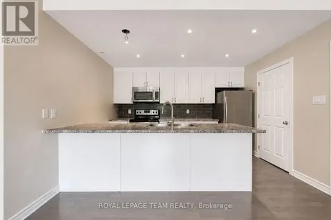 366 Wood Acres Grove Ottawa ON K1T 0M7