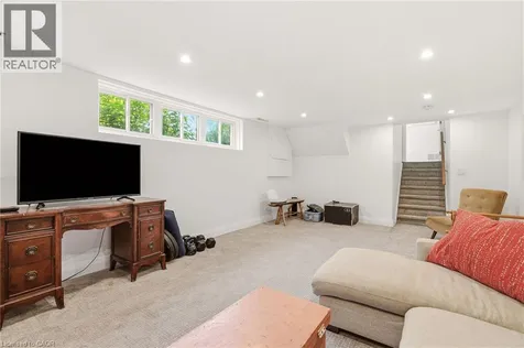 332 Newbold Court Burlington ON L7R 2Y6
