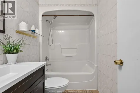 2315 Charl Avenue Windsor ON N8X 2A1