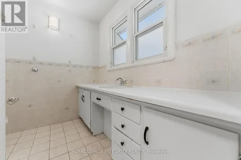 1873 Fairbanks Avenue Ottawa ON K1H 5X6
