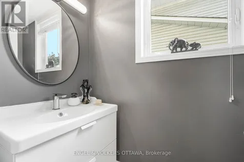 8 Glenrill Place Ottawa ON K2M 2T6