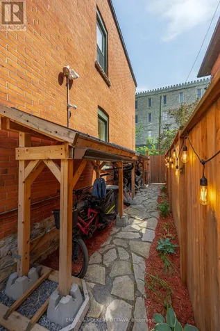 68 Upper Lorne Place Ottawa ON K1R 7G9