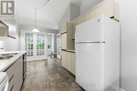 24 Grand Cedar Court Ottawa ON K2S 1C8