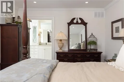 392 Aspen Forest Drive Oakville ON L6J 6H5