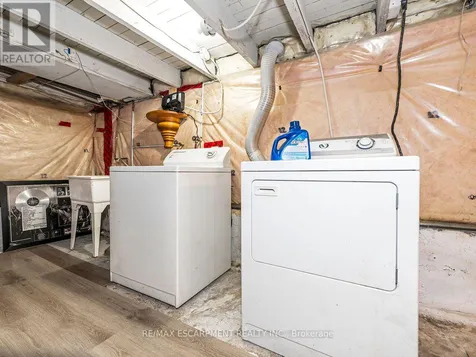 52 Stapleton Avenue North Hamilton (industrial Sector) ON L8H 3N5