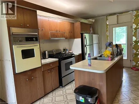 11 Wilmont Court Hamilton ON L8S 2T1