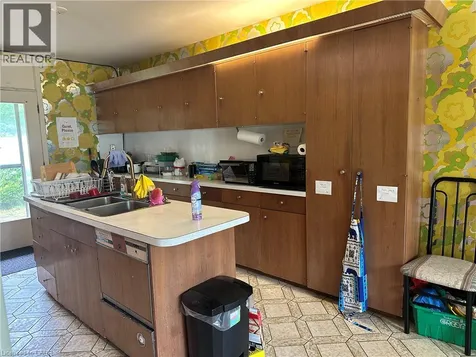 11 Wilmont Court Hamilton ON L8S 2T1