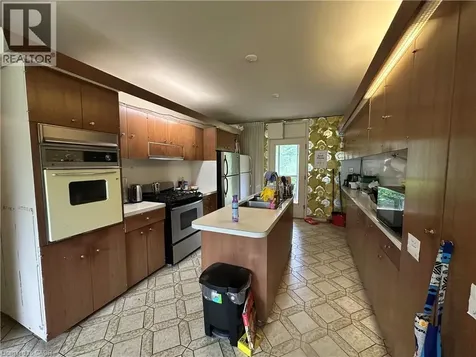 11 Wilmont Court Hamilton ON L8S 2T1