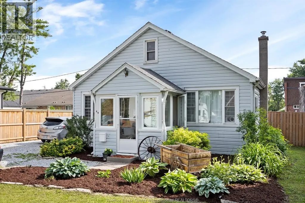 49 Maple Row Essex ON N8M 2T8
