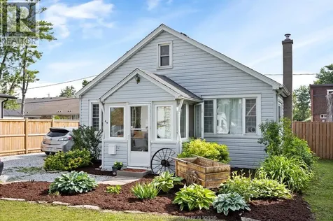 49 Maple Row Essex ON N8M 2T8