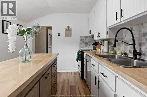 49 Maple Row Essex ON N8M 2T8