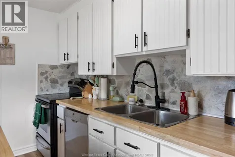 49 Maple Row Essex ON N8M 2T8