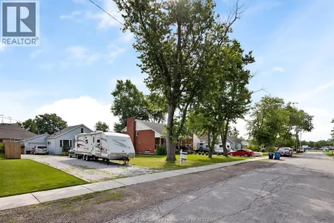 49 Maple Row Essex ON N8M 2T8