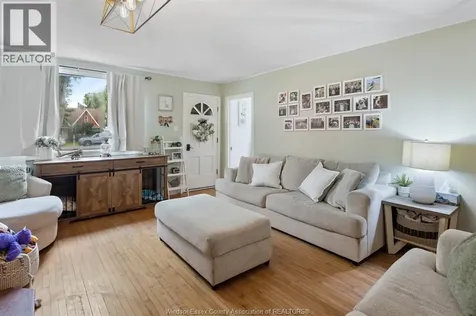 49 Maple Row Essex ON N8M 2T8