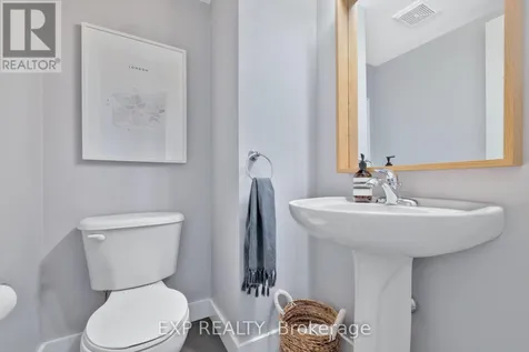 132 Paseo Private Ottawa ON K2G 4N7