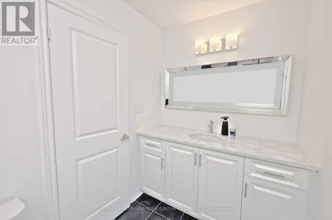 145 Fenchurch Manor Barrie ON L9J 0X1