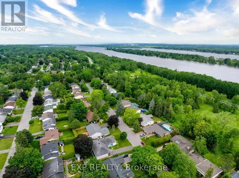 2136 Fillmore Crescent Ottawa ON K1J 6A4