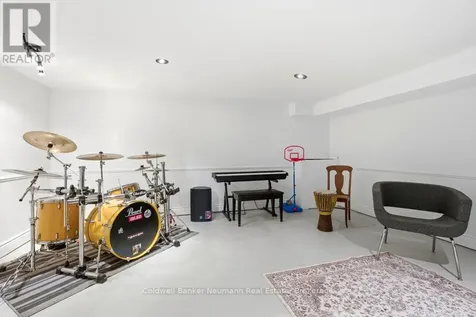 28 Chartwell Crescent Guelph (dovercliffe Park/old University) ON N1G 2T7