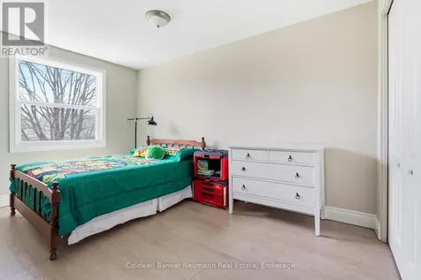 28 Chartwell Crescent Guelph (dovercliffe Park/old University) ON N1G 2T7