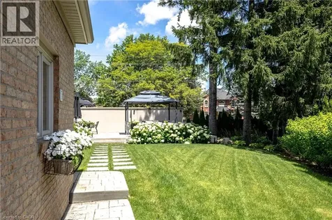 15 Peppertree Crescent Ancaster ON L9G 4L8