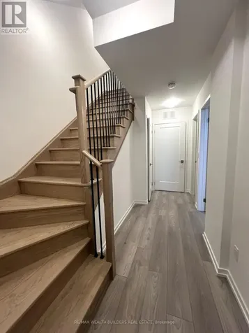 16 Lytham Green Circle Newmarket (glenway Estates) ON L3Y 0H3
