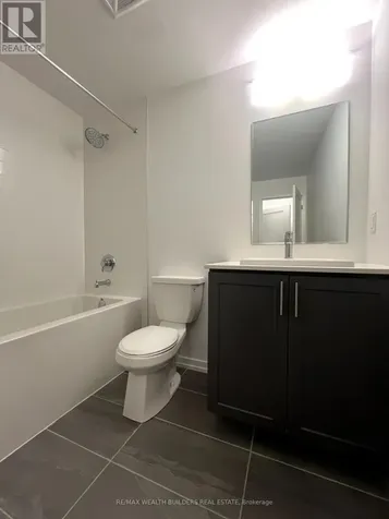 16 Lytham Green Circle Newmarket (glenway Estates) ON L3Y 0H3