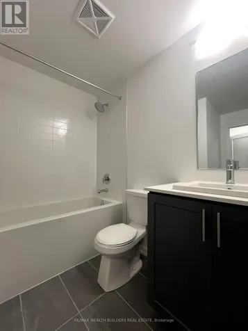 16 Lytham Green Circle Newmarket (glenway Estates) ON L3Y 0H3