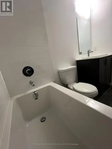 16 Lytham Green Circle Newmarket (glenway Estates) ON L3Y 0H3