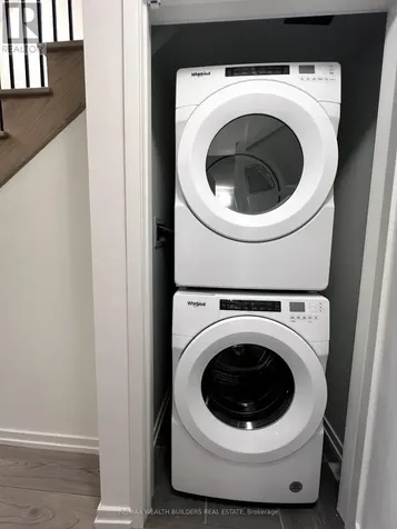 16 Lytham Green Circle Newmarket (glenway Estates) ON L3Y 0H3