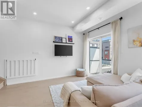 11 Lytham Green Circle Newmarket (glenway Estates) ON L3Y 0H5