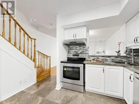 28 Sommerset Way Toronto (willowdale East) ON M2N 6W7