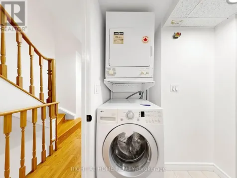 28 Sommerset Way Toronto (willowdale East) ON M2N 6W7