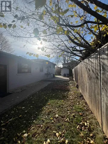 5285 Woodhaven Court Burlington (appleby) ON L7L 3T7