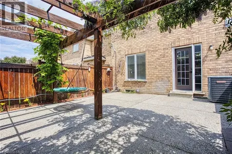 206 Springstead Avenue Stoney Creek ON L8E 6E8