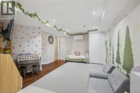 16 White Sands Court Kitchener ON N2E 3S4