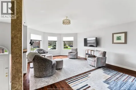 8020 Gardiner Crescent Mcgregor ON N0R 1J0