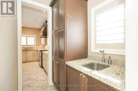35 Morland Crescent Aurora ON L4G 7Z2