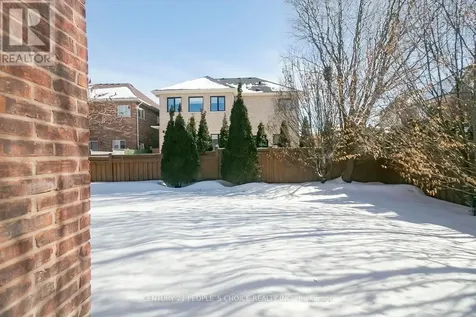 35 Morland Crescent Aurora ON L4G 7Z2