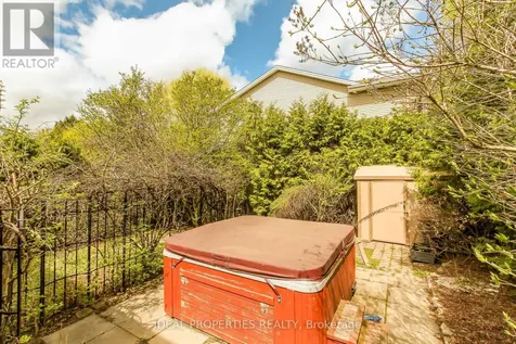 39 Huntings End Avenue Ottawa ON K2M 1R2