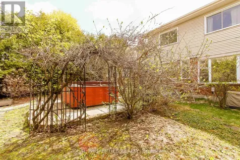 39 Huntings End Avenue Ottawa ON K2M 1R2