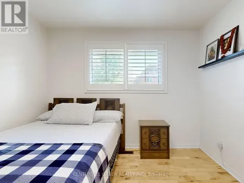 591 Dogwood Lane Waterloo ON N2L 4Y1
