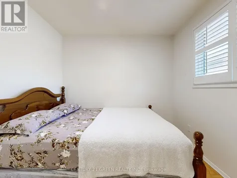 591 Dogwood Lane Waterloo ON N2L 4Y1