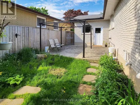 591 Dogwood Lane Waterloo ON N2L 4Y1