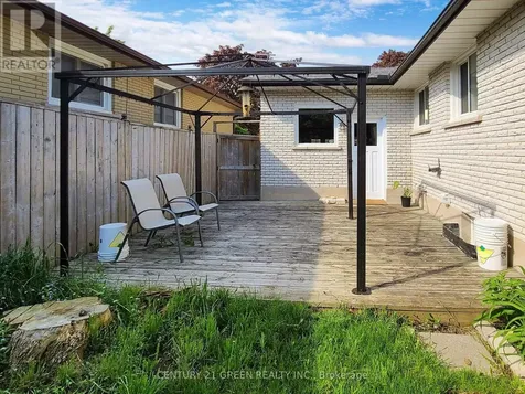 591 Dogwood Lane Waterloo ON N2L 4Y1