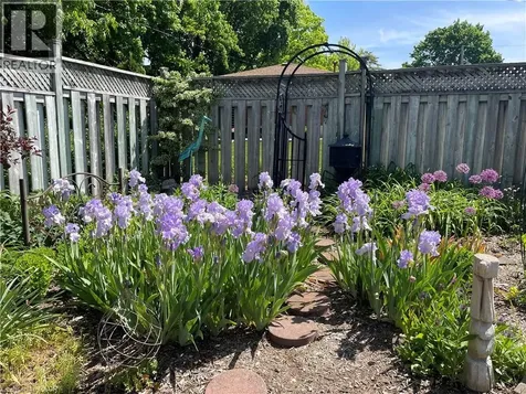 73 Henry Street Cambridge ON N1R 3W5