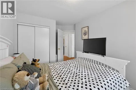2215 Cleaver Avenue Burlington ON L7M 4C5