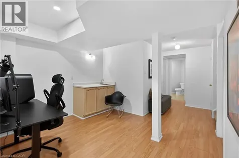 2215 Cleaver Avenue Burlington ON L7M 4C5