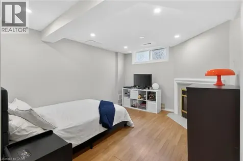 2215 Cleaver Avenue Burlington ON L7M 4C5