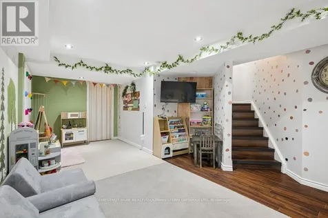 16 White Sands Court Kitchener ON N2E 3S4
